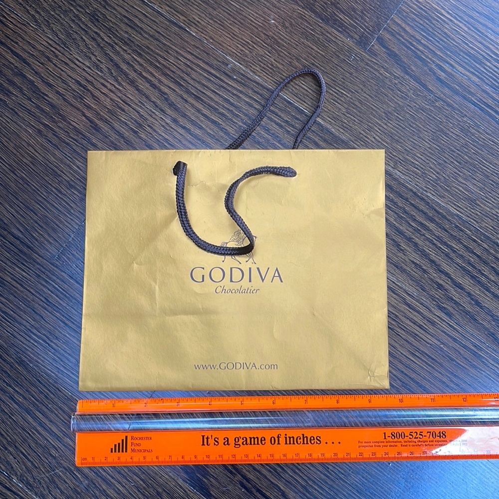 Godiva gift bag. See pics for size. CN be free with other purchases.